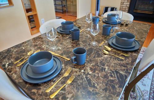 Cuddebackville Casa | Spacious 5BR, Home Theater, Full Kitchen, Near Wineries