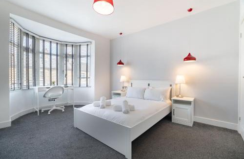 Peterborough Casa | Spacious 5BR, Sleeps 10 Guests in City Centre
