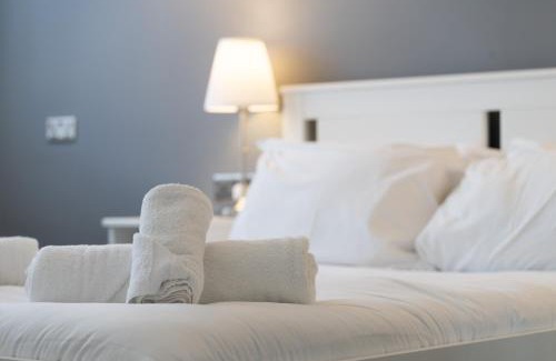 Peterborough Casa | Spacious 5BR, Sleeps 10 Guests in City Centre