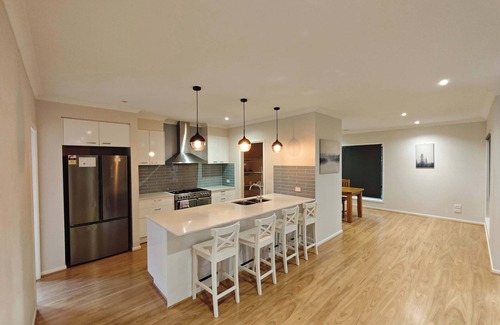 Point Cook Casa | Spacious 5BR Waterfront Home|Workspace|Golf|City Views