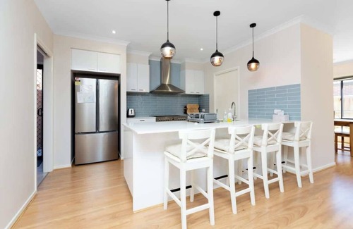 Point Cook Casa | Spacious 5BR Waterfront Home|Workspace|Golf|City Views