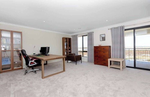 Point Cook Casa | Spacious 5BR Waterfront Home|Workspace|Golf|City Views
