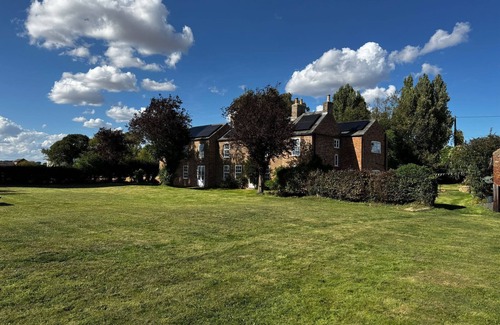 Tilney Fen End Casa | Spacious 6-Bed Countryside Home Surrounded by Nature