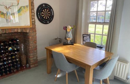 Tilney Fen End Casa | Spacious 6-Bed Countryside Home Surrounded by Nature
