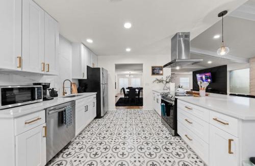 North San Antonio - SAT Casa | Spacious 6 Bed House near Airport, Pet-Friendly, Close to AFB
