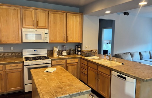 Rancho Cordova Casa | Spacious 6-bedroom house in charming Rancho Cordova w/ AC, WiFi, Swimming Pool