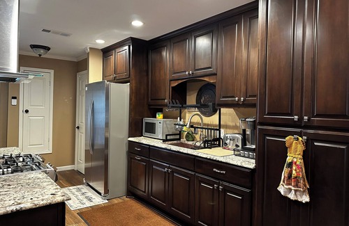 Austin Casa | Spacious 6-bedroom 3 Bathroom house. Near UT, Downtown, COTA & Lots More