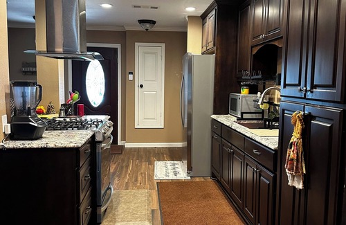 Austin Casa | Spacious 6-bedroom 3 Bathroom house. Near UT, Downtown, COTA & Lots More