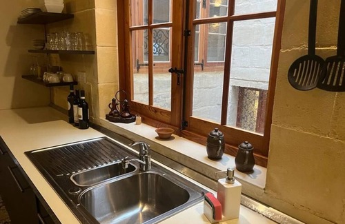 Senglea Casa | Spacious, 6-bedroom, 500 year old house of character, inc WiFI & AC in Senglea