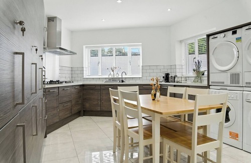 Walsall Casa | Spacious 6-Bedroom/6-Bathroom Stay in Bloxwich