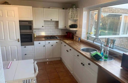 Grantham Casa | Spacious 6 Bedroom Home in Grantham with Parking