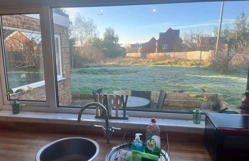 Grantham Casa | Spacious 6 Bedroom Home in Grantham with Parking