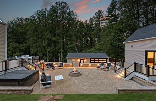 Hamilton Casa | Spacious 6-bedroom house in charming Waterford on 10 acres & Entertainment Room