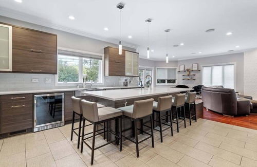 Skokie Casa | Spacious 6-Bedroom Home, 12 beds with 2 Kitchens, Full Workout Gym, Ninja Gym & 6 Bathrooms – Perfect for Groups & Families!