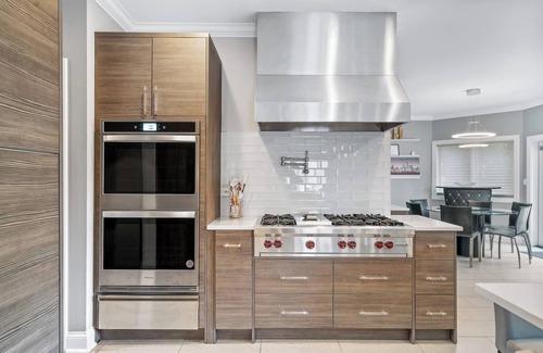 Skokie Casa | Spacious 6-Bedroom Home, 12 beds with 2 Kitchens, Full Workout Gym, Ninja Gym & 6 Bathrooms – Perfect for Groups & Families!