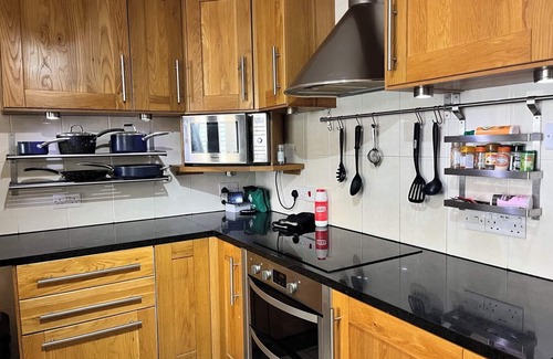 Crawley Casa | Spacious 6-bedroom house - 12 min from Gatwick