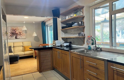 Crawley Casa | Spacious 6-bedroom house - 12 min from Gatwick