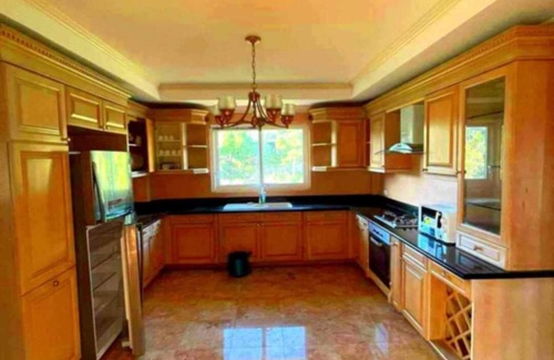 Canlubang Casa | Spacious 6-bedroom house in superb Tagaytay with AC