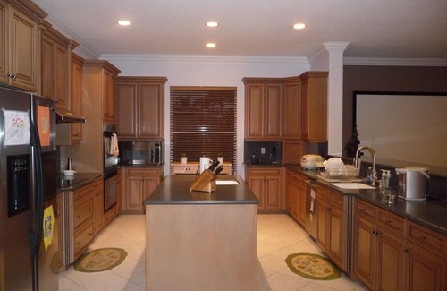 Parkland Casa | Spacious 6-bedroom house in wonderful Parkland with AC, fitness room, WiFi