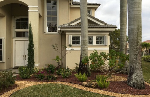 Parkland Casa | Spacious 6-bedroom house in wonderful Parkland with AC, fitness room, WiFi