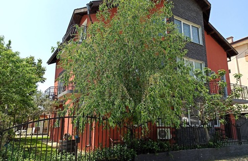 Pomorie Casa | Spacious 6-bedroom house with AC and WiFi in Pomorie, 5 min walk to the beach.