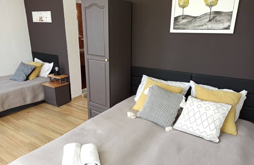 Pomorie Casa | Spacious 6-bedroom house with AC and WiFi in Pomorie, 5 min walk to the beach.