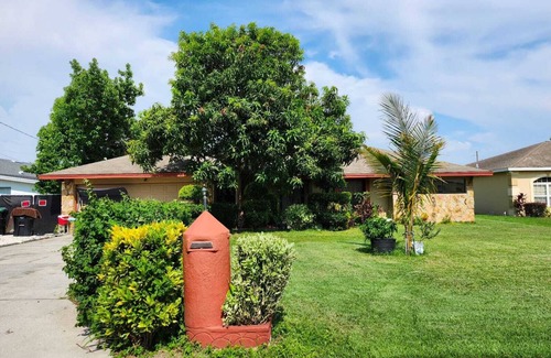 Northwest Orlando Casa | Spacious 6-bedroom house in charming Orlando with AC, WiFi