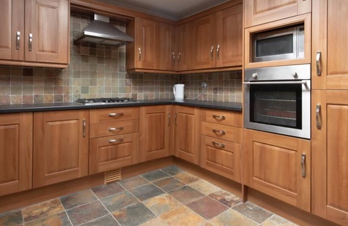 Kidbrooke with Hornfair Casa | Spacious 6 Bedroom House in Wricklemarsh, London