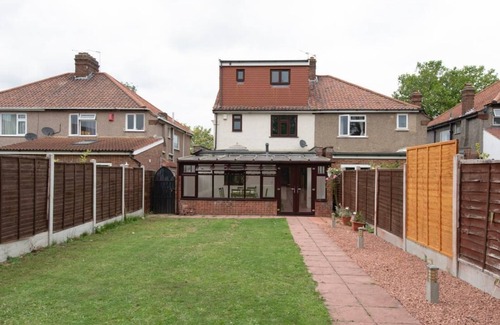 Kidbrooke with Hornfair Casa | Spacious 6 Bedroom House in Wricklemarsh, London