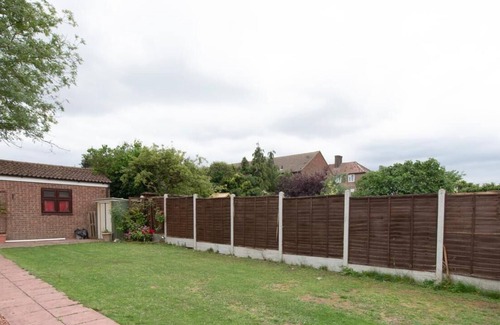 Kidbrooke with Hornfair Casa | Spacious 6 Bedroom House in Wricklemarsh, London