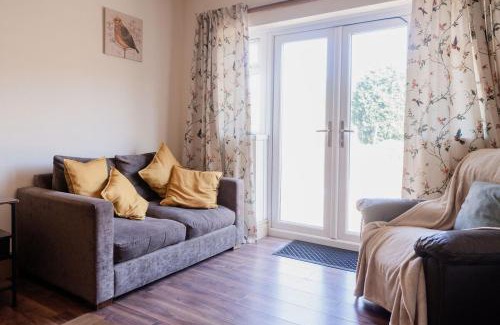 Dudley Casa | Spacious 6 bedroom House in Dudley with optional Nursery-Drive and Garage-Families and Contractors Welcome