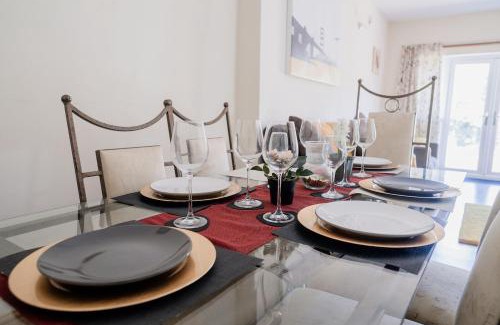 Dudley Casa | Spacious 6 bedroom House in Dudley with optional Nursery-Drive and Garage-Families and Contractors Welcome