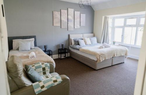 Dudley Casa | Spacious 6 bedroom House in Dudley with optional Nursery-Drive and Garage-Families and Contractors Welcome