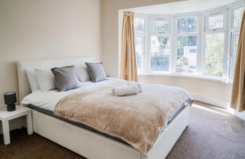 Dudley Casa | Spacious 6 bedroom House in Dudley with optional Nursery-Drive and Garage-Families and Contractors Welcome