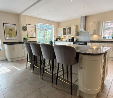 Luton Casa | Spacious 6 Bedroom house, Luton