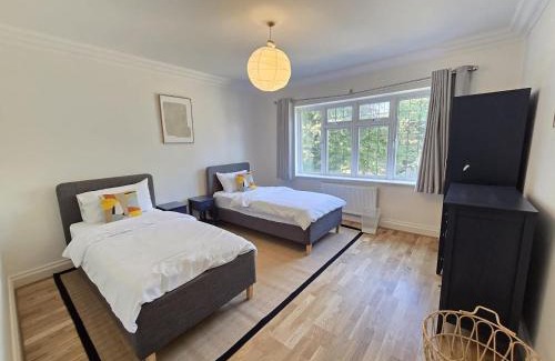 Luton Casa | Spacious 6 Bedroom house, Luton
