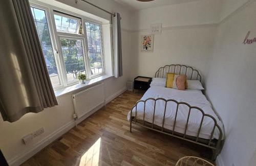 Luton Casa | Spacious 6 Bedroom house, Luton