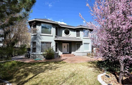 Reno/Tahoe Airport Casa | Spacious 6-bedroom house on the golf course with a new hot tub / spacious sauna.