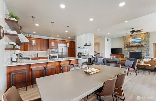 Chelan Casa | Spacious 6-bedroom house in with stunning lake views.