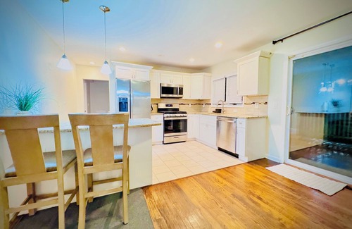 Edison Casa | Spacious 6-bedroom house in Edison near TopGolf & Supercharge with AC, WiFi