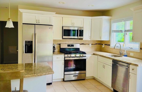 Edison Casa | Spacious 6-bedroom house in Edison near TopGolf & Supercharge with AC, WiFi