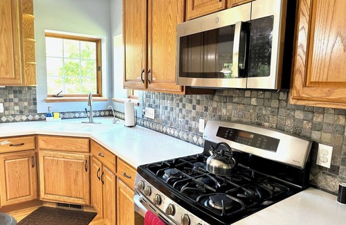 Hudson Casa | Spacious 6-bedroom house in delightful Hudson with WiFi, AC