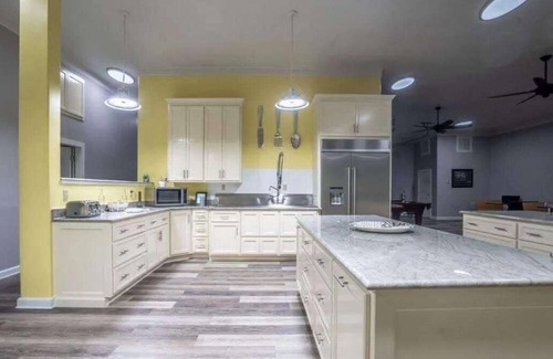 Fackler Cabina | Spacious 6-bedroom lodge in beautiful Hollwood with WiFi, AC