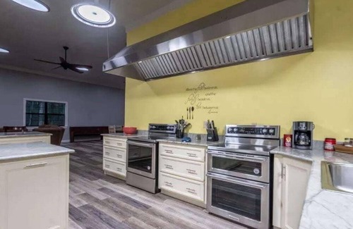 Fackler Cabina | Spacious 6-bedroom lodge in beautiful Hollwood with WiFi, AC