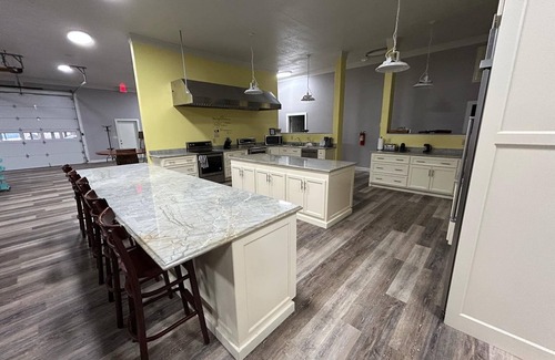Fackler Cabina | Spacious 6-bedroom lodge in beautiful Hollwood with WiFi, AC