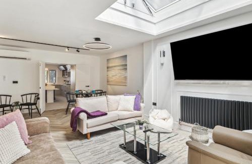Edgware Casa | Spacious 6 Bedroom Luxury Home Sleeps 14 Royal Manor 57