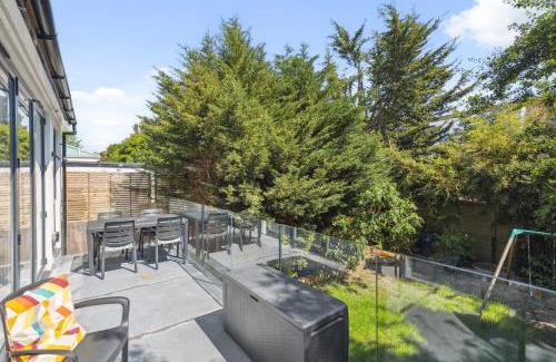 Edgware Casa | Spacious 6 Bedroom Luxury Home Sleeps 14 Royal Manor 57