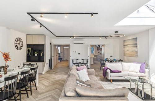 Edgware Casa | Spacious 6 Bedroom Luxury Home Sleeps 14 Royal Manor 57