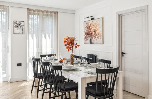 Edgware Casa | Spacious 6 Bedroom Luxury Home Sleeps 14 Royal Manor 57