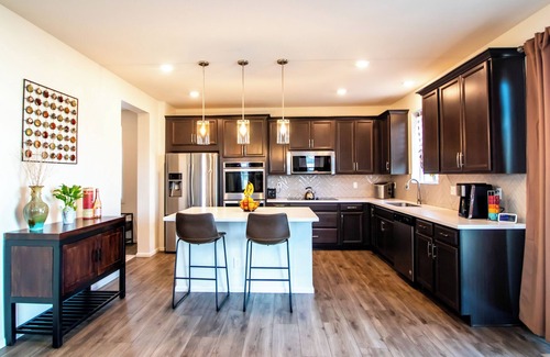 Aurora Casa | Spacious 6-Bedroom Retreat, Gym + Office